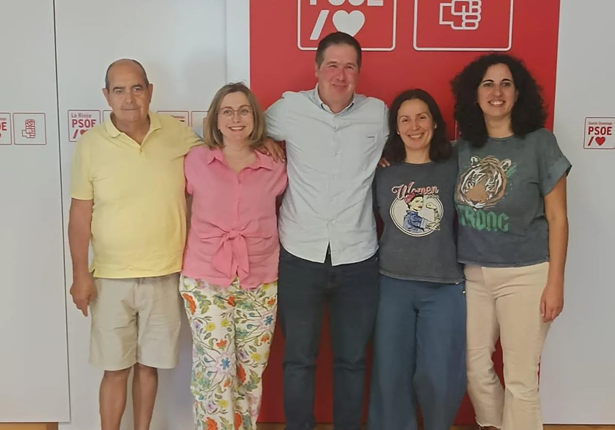 Javier Ruiz, en el centro, rodeado de la nueva ejecutiva socialista.