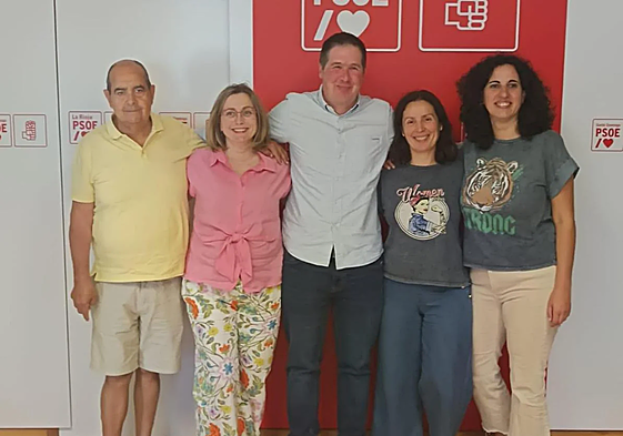 Javier Ruiz, en el centro, rodeado de la nueva ejecutiva socialista.