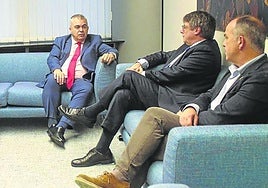 Santos, comulgando con ruedas de molino en Bruselas