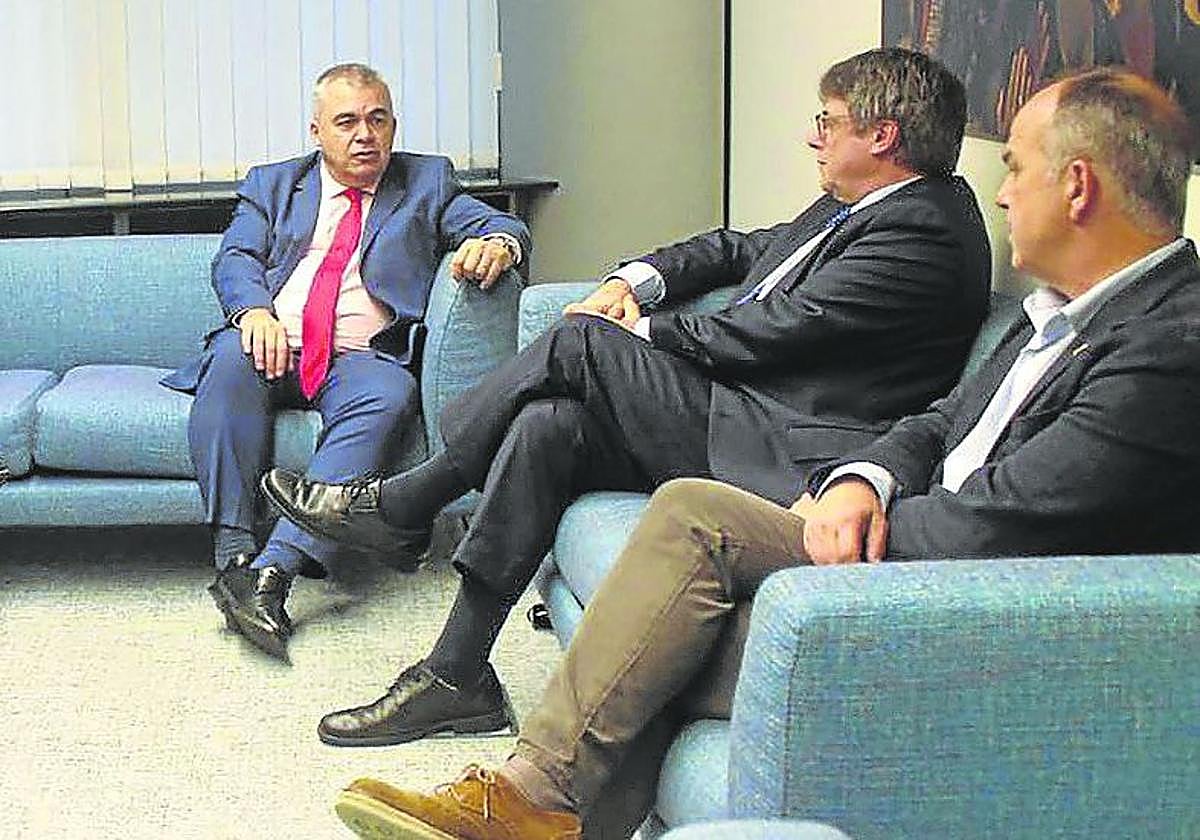 Santos, comulgando con ruedas de molino en Bruselas