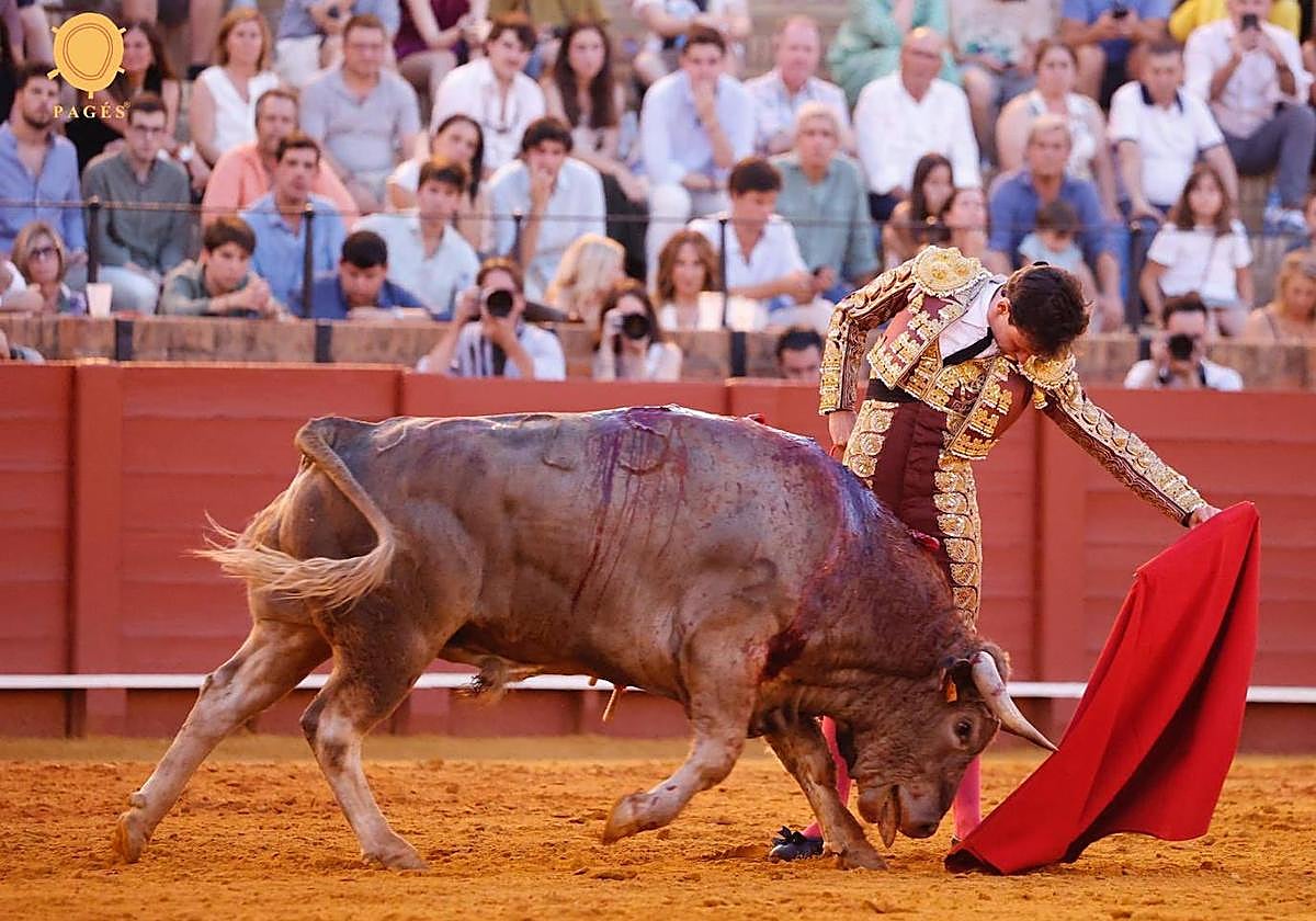 Natural encajado de Fabio Jiménez frente a su primero al que le cortó una oreja.