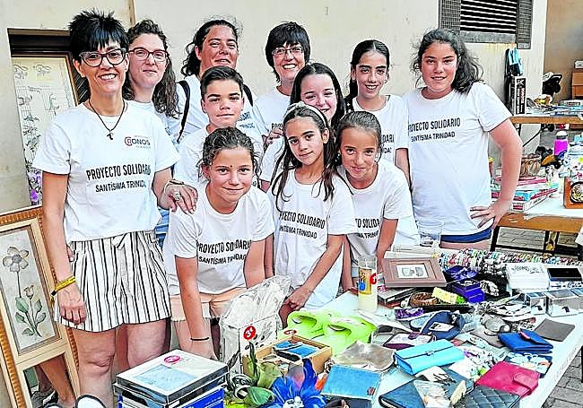 Parte de las personas voluntarias del XXIIMercadillo Solidario de la parroquia de la Santísima Trinidad.