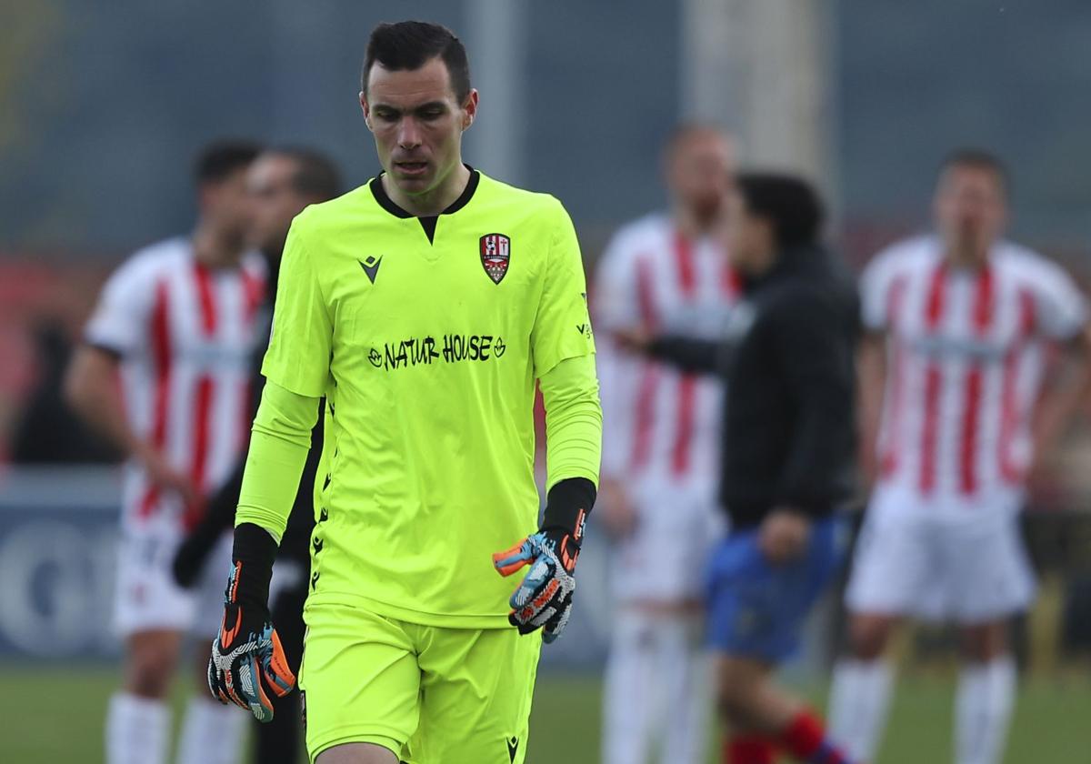 Rike Royo se retira del campo tras el patido que la UD Logroñés jugó en Calahorra.