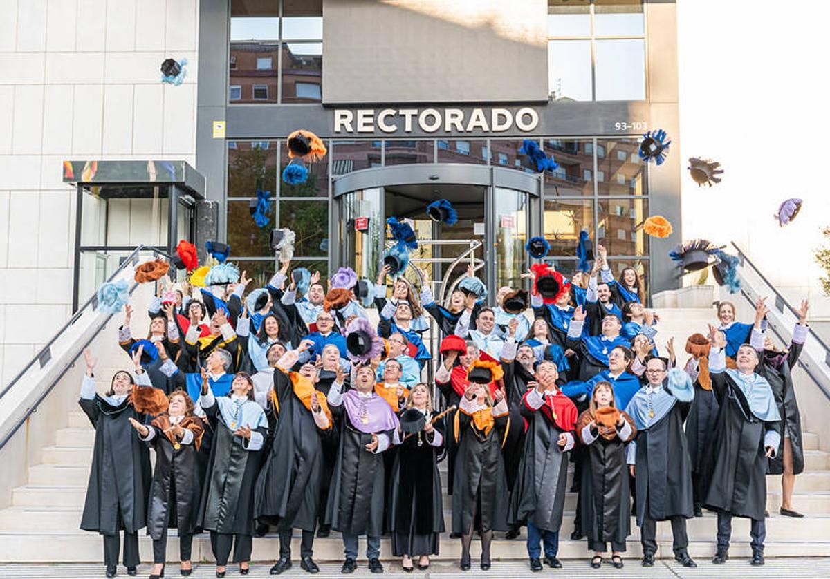 Las imágenes del acto de investidura de nuevos doctores en la UR