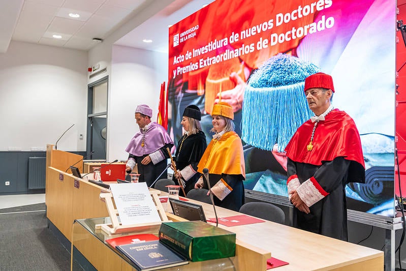 Las imágenes del acto de investidura de nuevos doctores en la UR