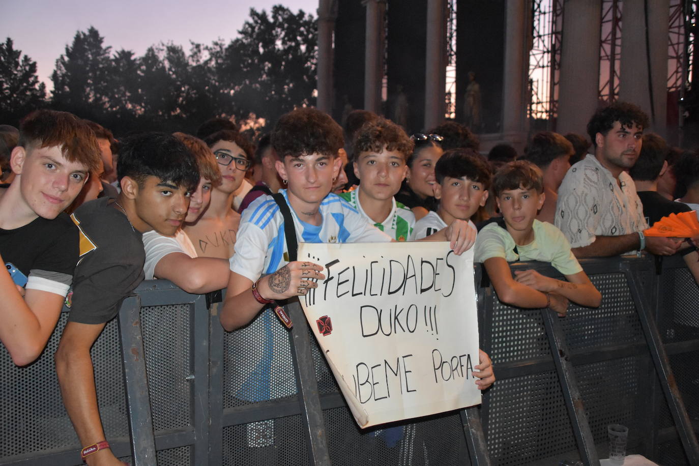 Duki, Timmy Trumpet y fuegos artificiales en el festival Holika