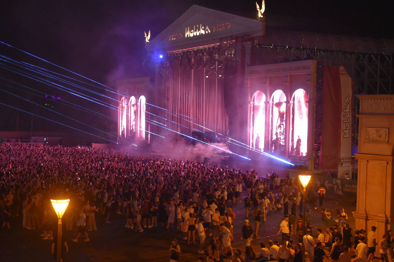 Duki, Timmy Trumpet y fuegos artificiales en el festival Holika