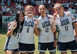 Kelly Tam, Ella Widmyer, Kyliah McRoy y Chagall Gelfand disfrutan de su triunfo en Féminas sobre Japón.