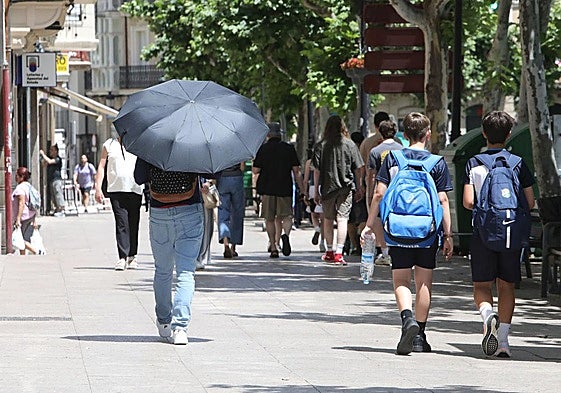 Un viandante se protege del calor con un paraguas, en el centro de Logroño.