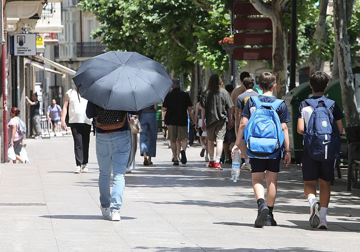 Un viandante se protege del calor con un paraguas, en el centro de Logroño.