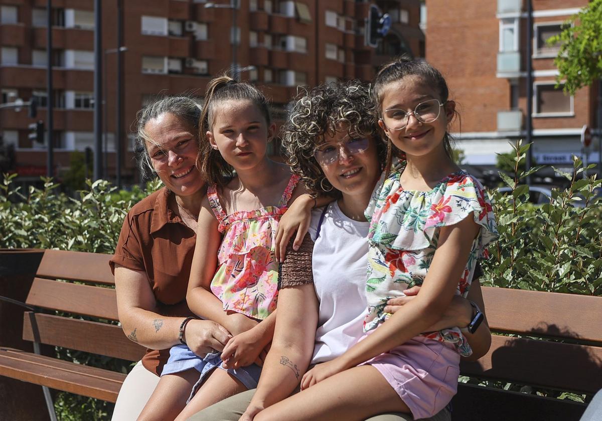 Mónica Castillo e Inma López, con sus hijas Marina y Blanca.