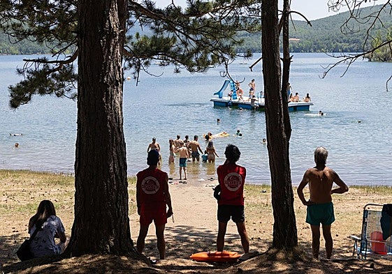 Bañistas este sábado en el club náutico El Rasillo, ante la mirada de dos socorristas.