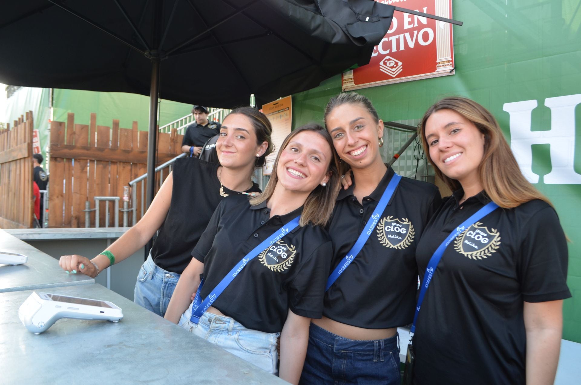 Sombreros, abanicos... y muchas ganas de pasarlo bien en Holika