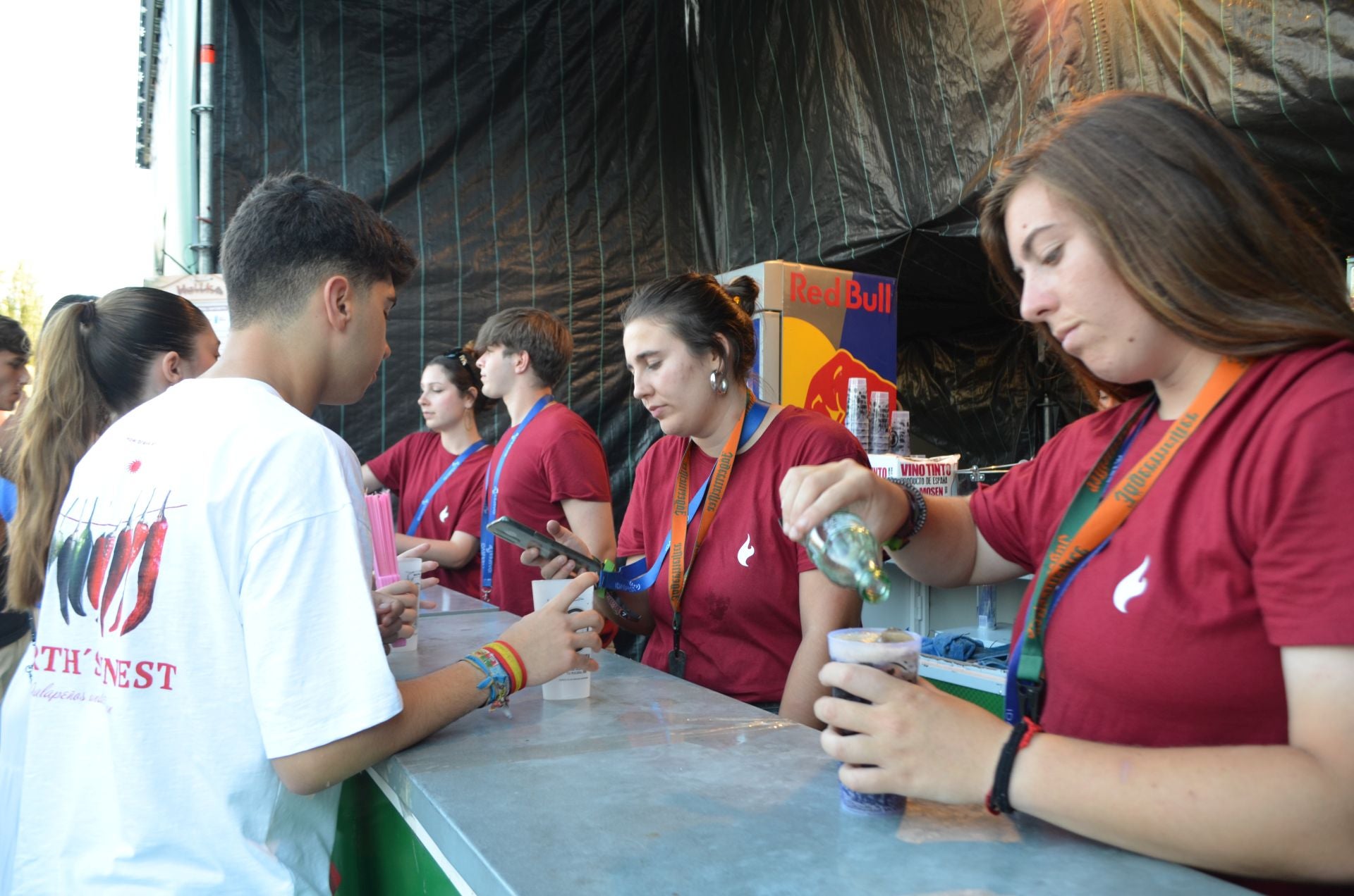 Sombreros, abanicos... y muchas ganas de pasarlo bien en Holika