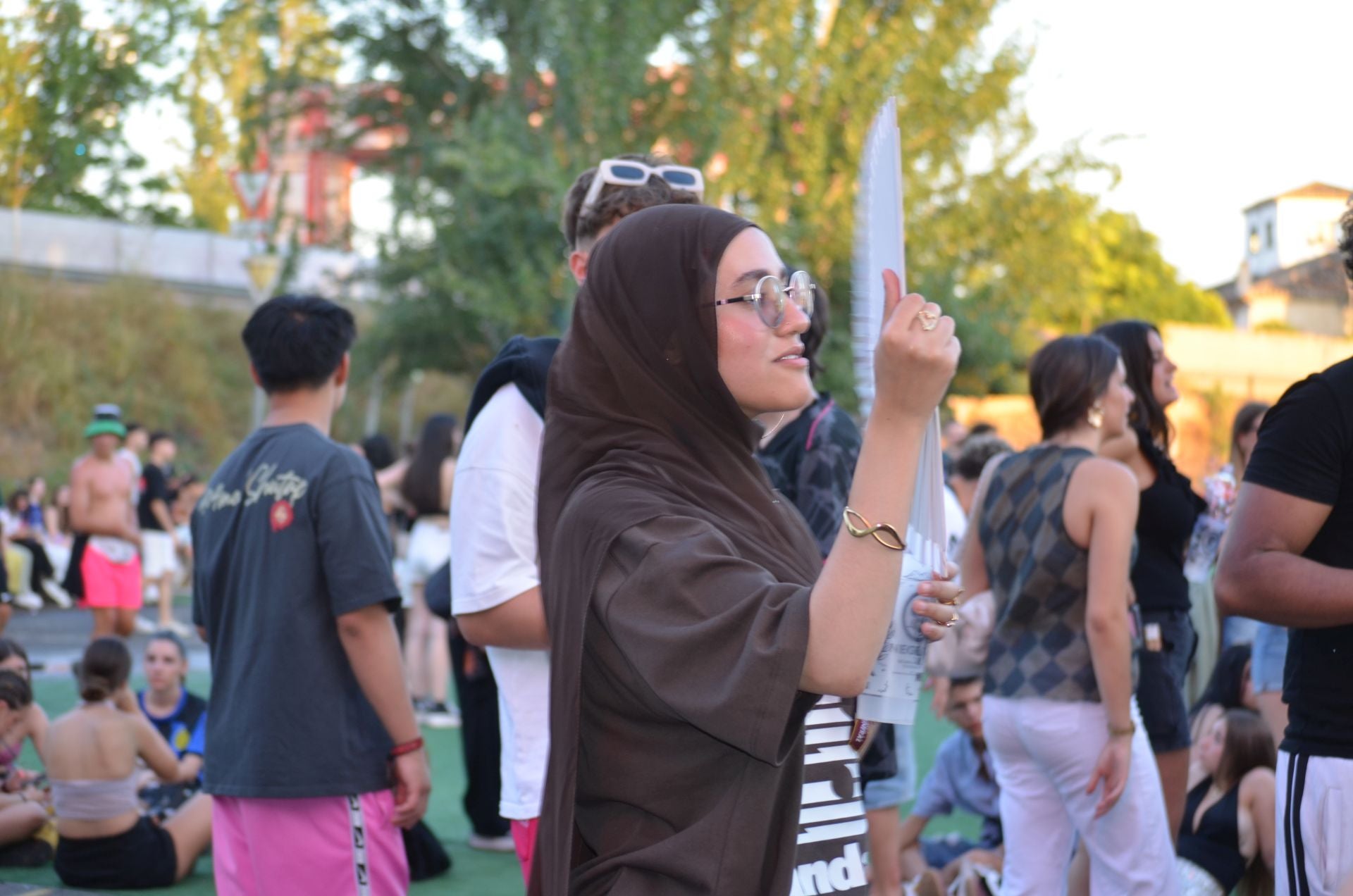 Sombreros, abanicos... y muchas ganas de pasarlo bien en Holika