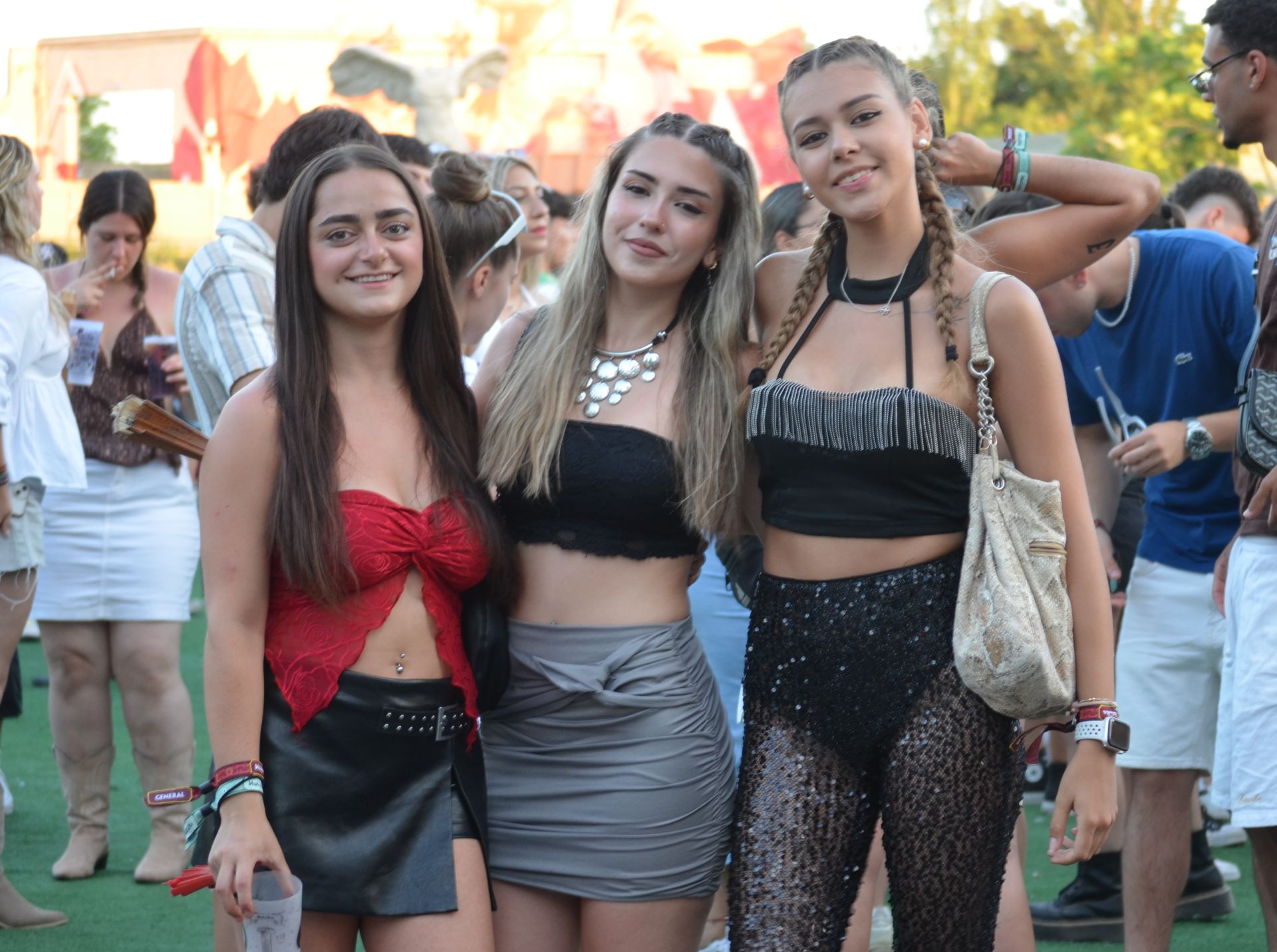 Sombreros, abanicos... y muchas ganas de pasarlo bien en Holika