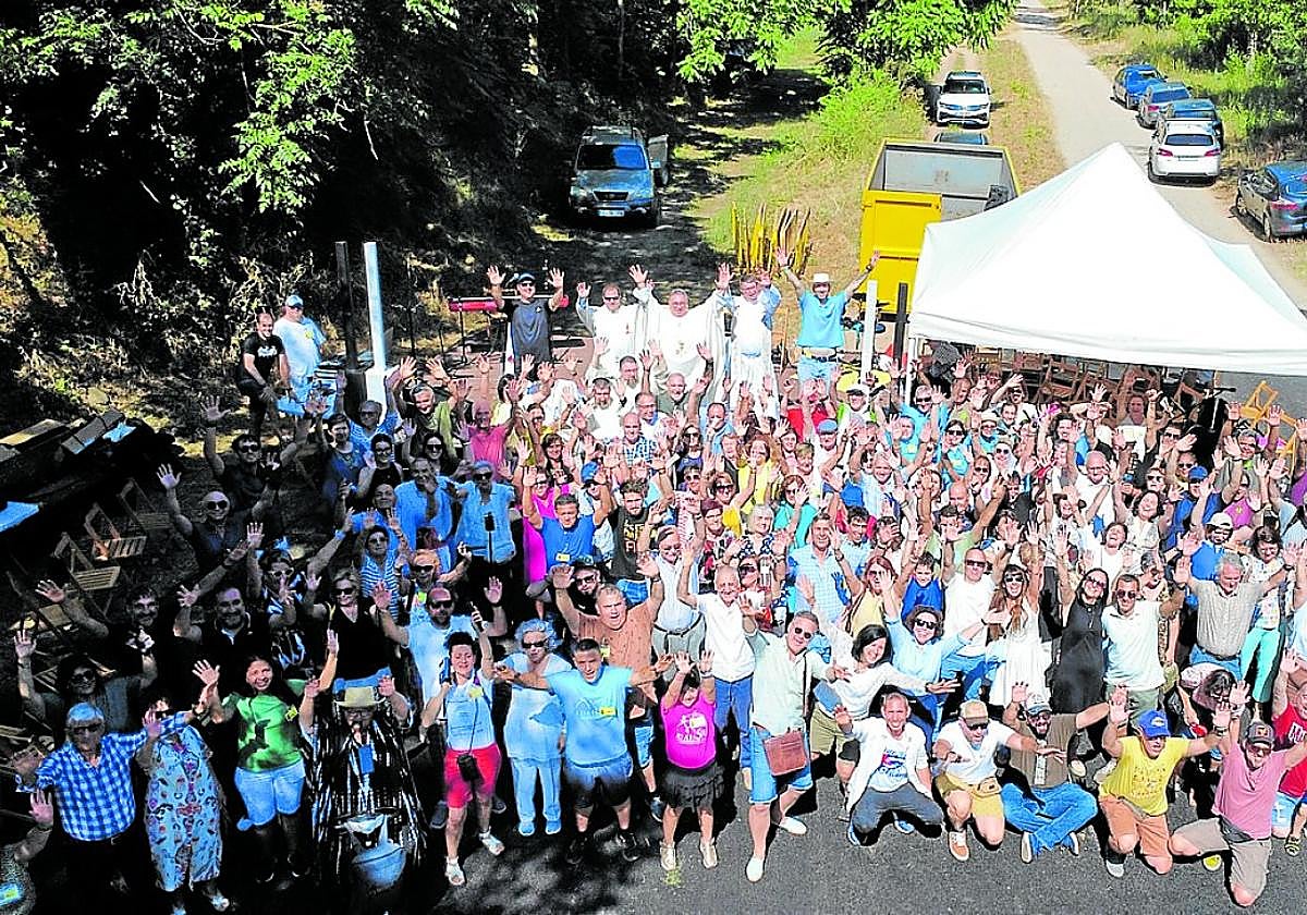 Participantes en la misa de campaña en el Barrio de las Bodegas de Quel, ayer.