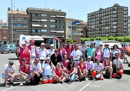Integrantes de Cruz Roja que participaron ayer en la jornada de puertas abiertas de Calahorra, en el aparcamiento del Silo.