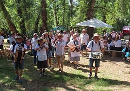 La ronda El Emboque animó con cantares el almuerzo de las cuadrillas.