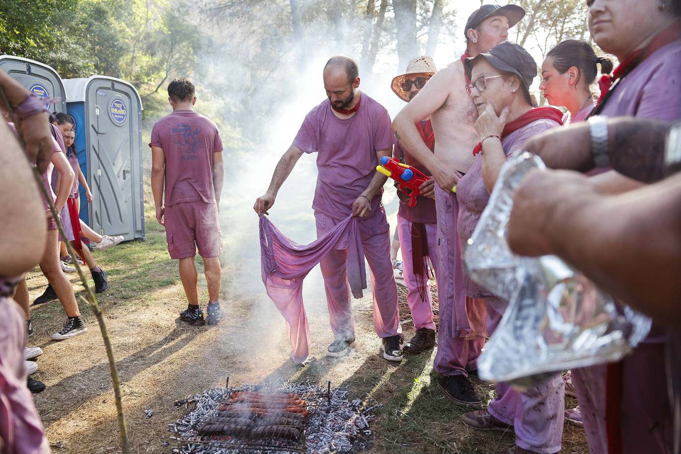 Cascos, gafas, litros de alcohol... las imágenes de la Batalla del Vino en Haro