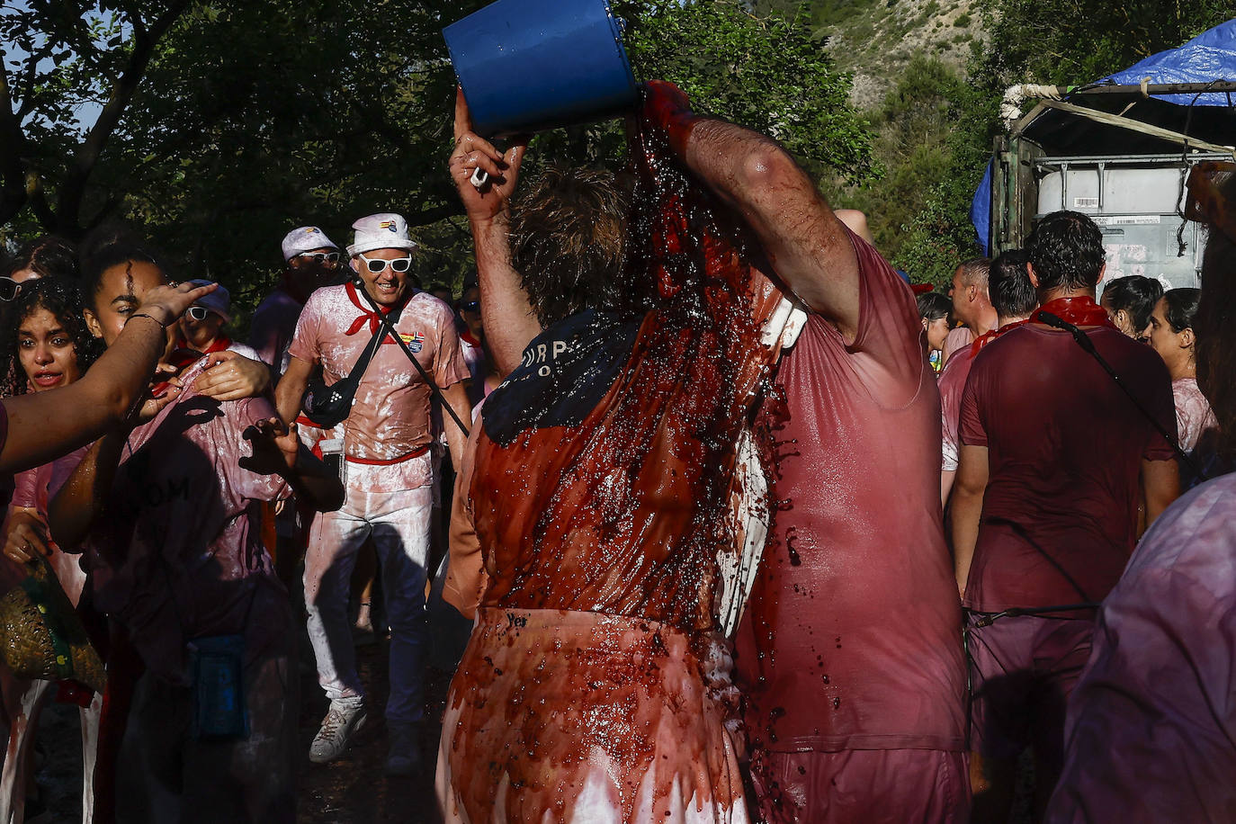 Cascos, gafas, litros de alcohol... las imágenes de la Batalla del Vino en Haro