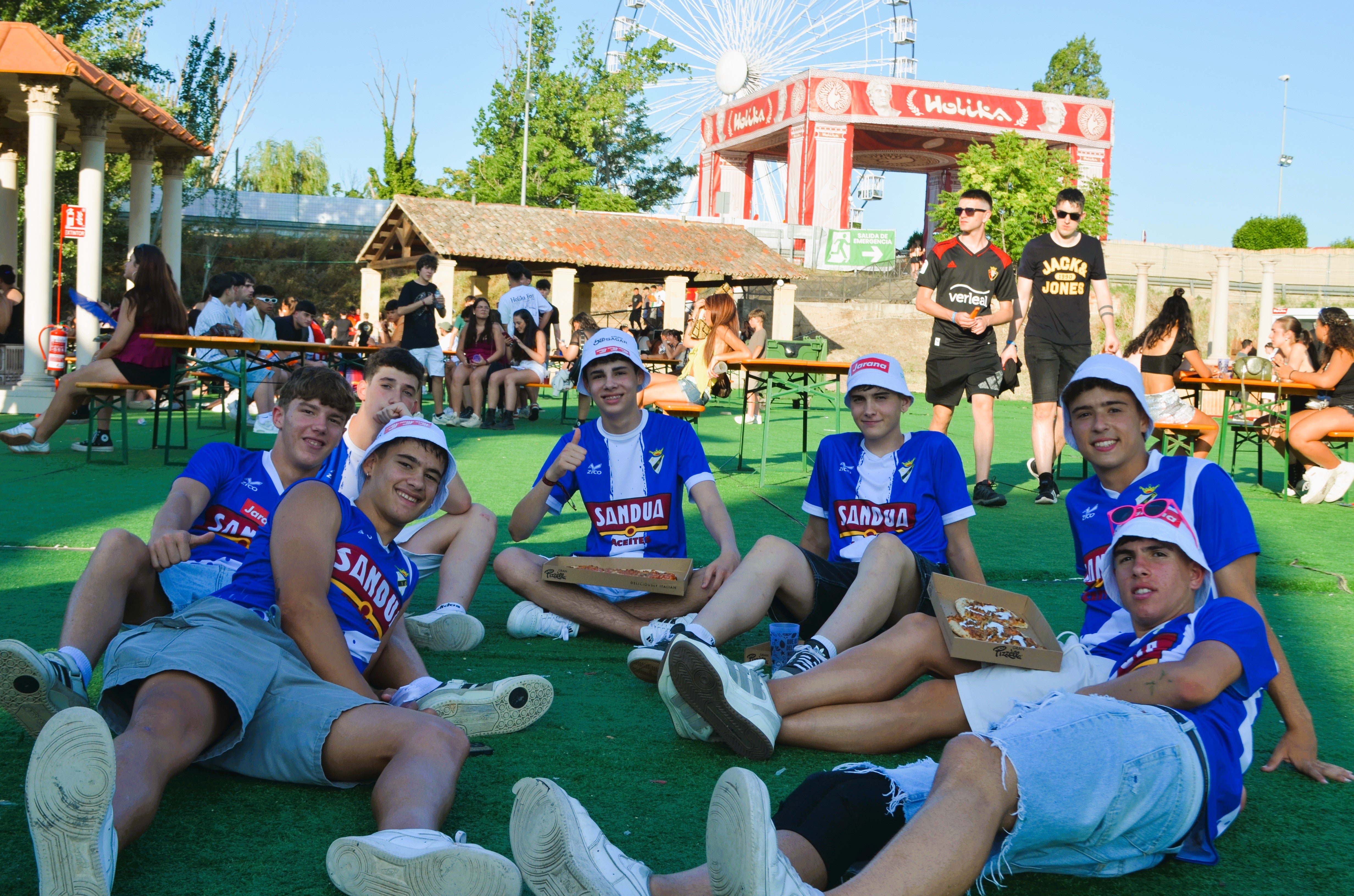 Gafas de pantalla, gorras, riñoneras, abanicos... La moda llega al festival Holika