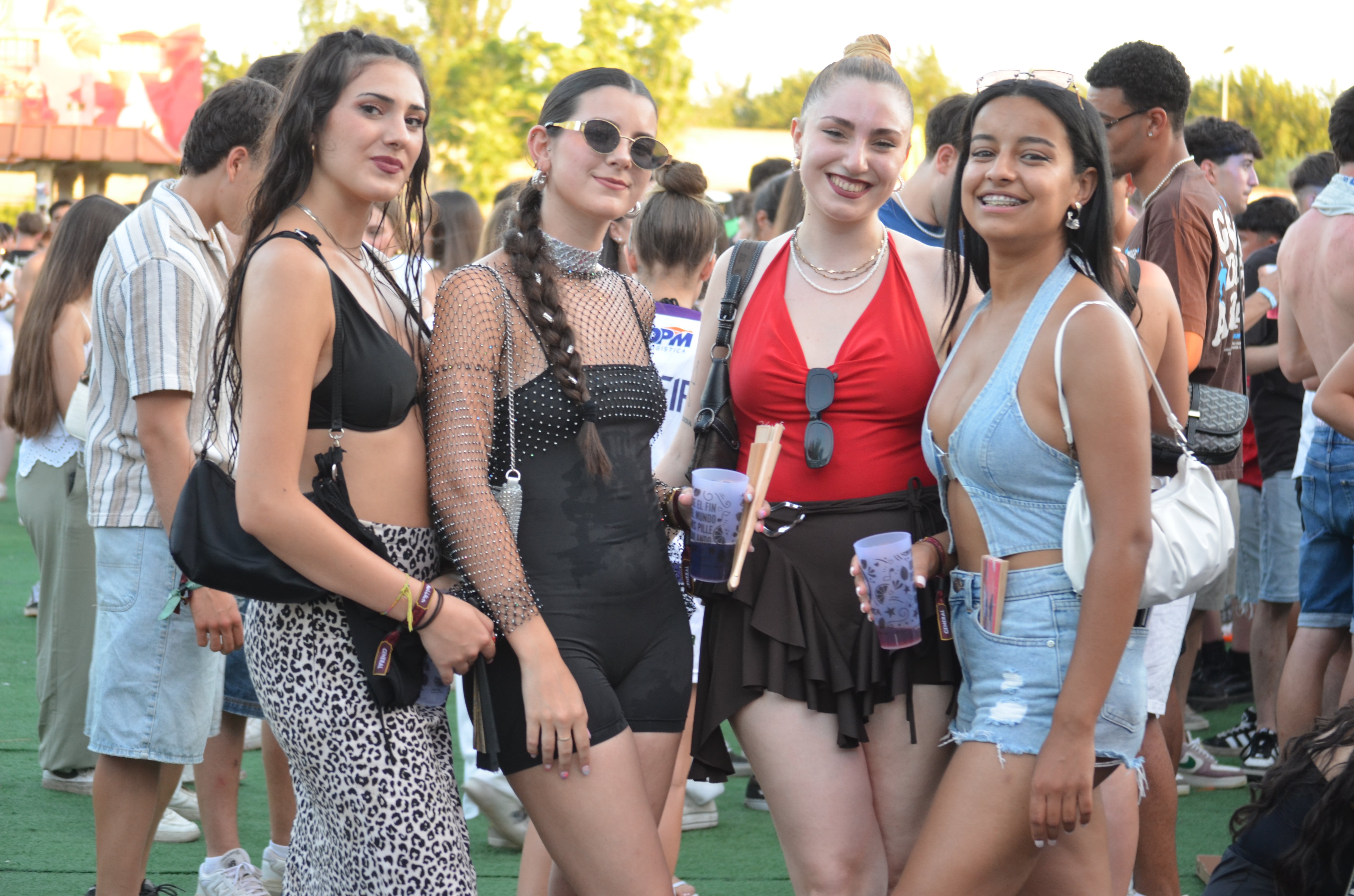 Gafas de pantalla, gorras, riñoneras, abanicos... La moda llega al festival Holika