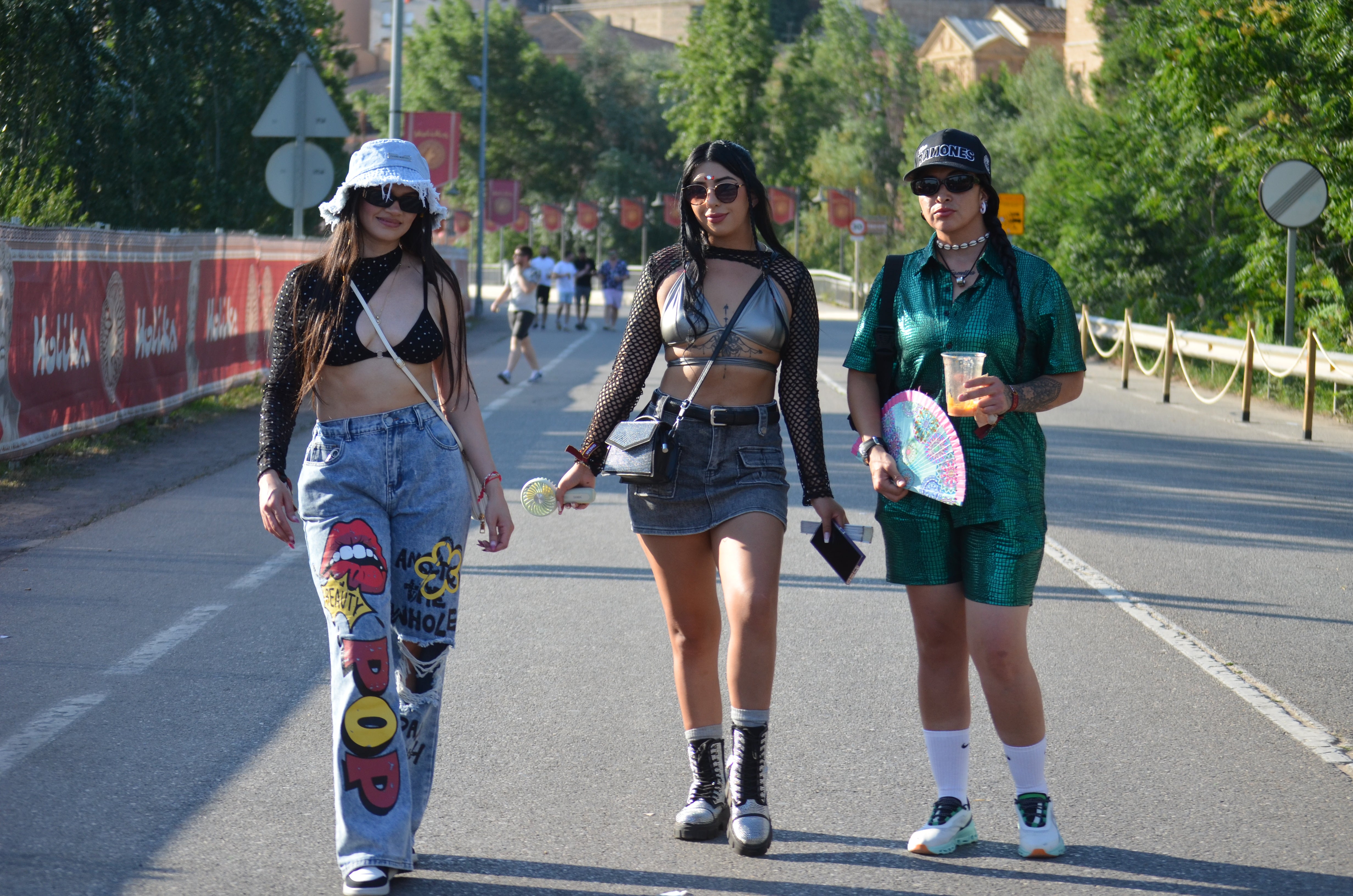 Gafas de pantalla, gorras, riñoneras, abanicos... La moda llega al festival Holika