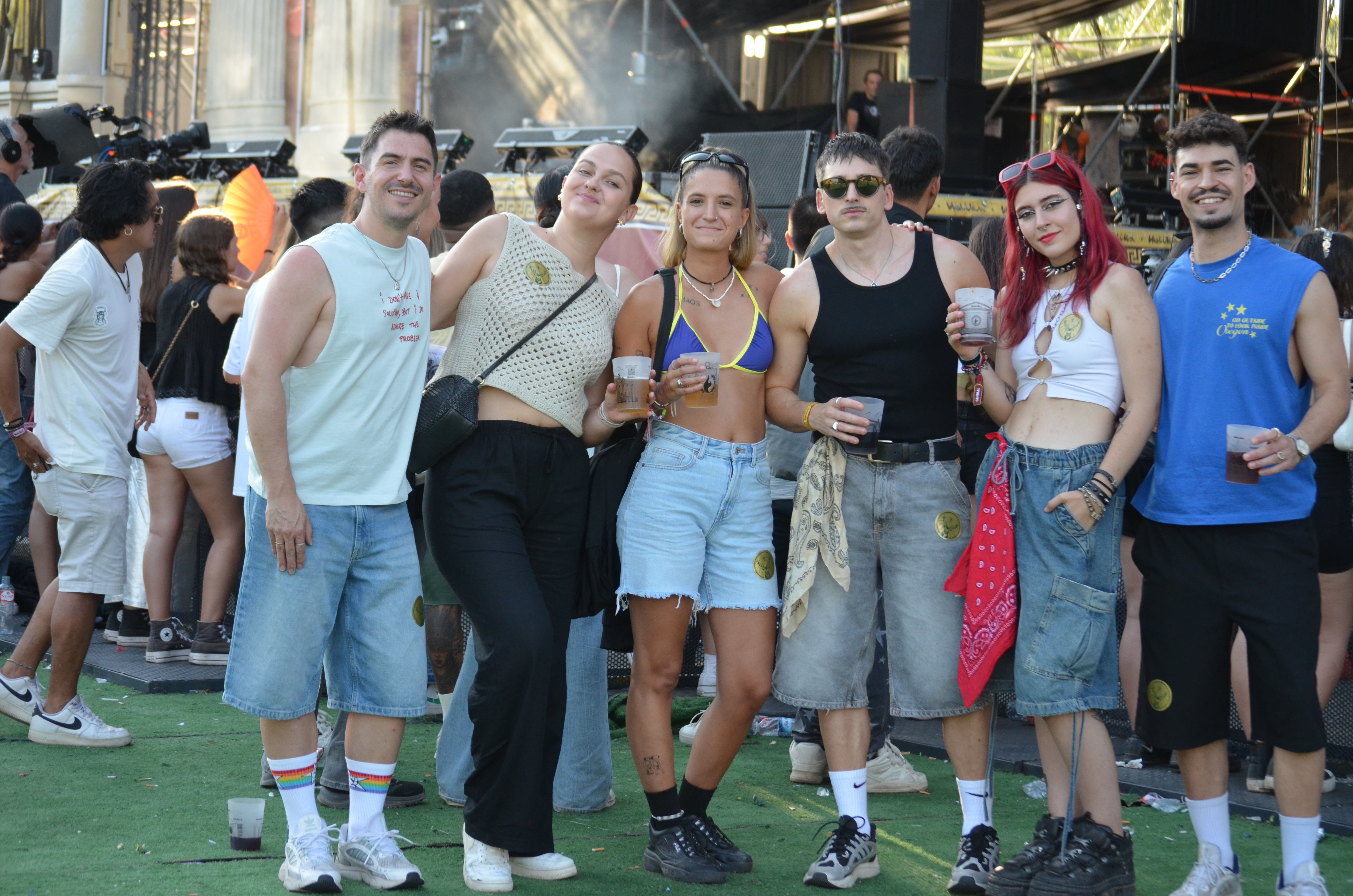 Gafas de pantalla, gorras, riñoneras, abanicos... La moda llega al festival Holika
