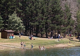 Numerosos bañitas tratan de refrescarse en el embalse González Lacasa