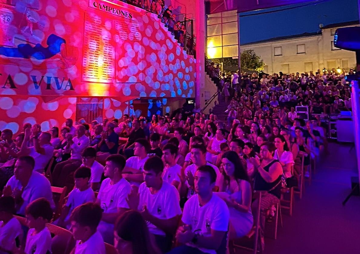 Aspecto del frontón de la plaza el día de la presentación del torneo.