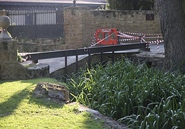 Imagen en la que se aprecia el derrumbe de una de las dovelas del puente y vallado de precauciónpara los vandantes.