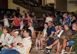 El público disfruta de uno de los conciertos del ciclo 'La Noches del Mirador' en Albelda durante el año pasado.