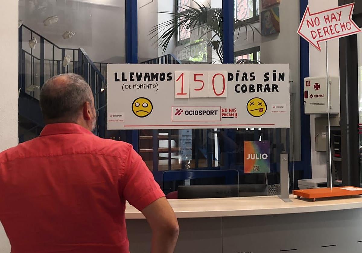 Carteles de protesta en La Gota de Leche de Logroño.
