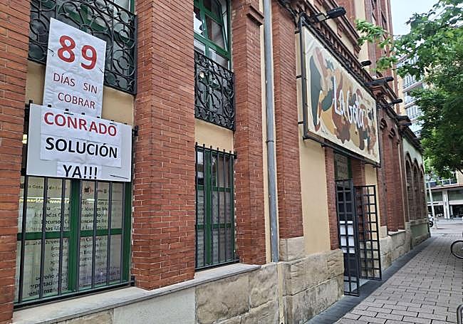 Carteles de protesta en La Gota de Leche.