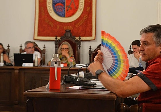 El concejal de IU, Óscar Moreno, con un abanico 'arcoíris' ayer en el pleno, en apoyo al colectivo LGTB+.