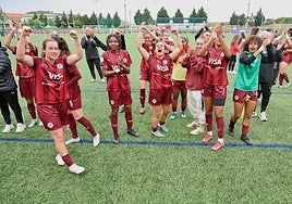 Las jugadoras del DUX celebran el ascenso en Pradoviejo.