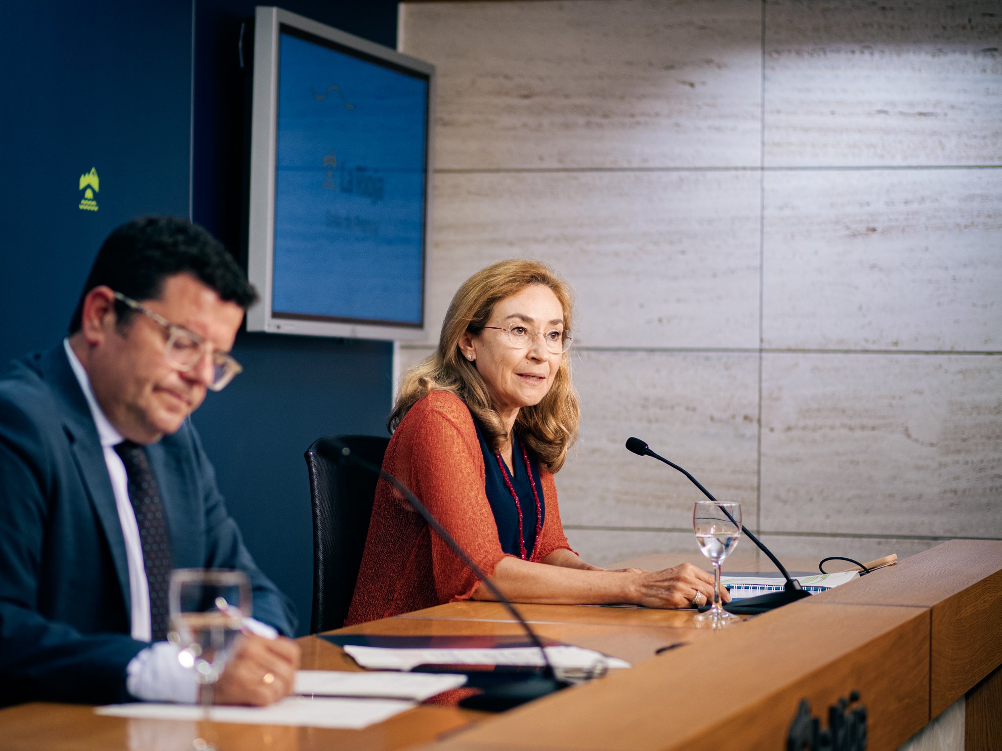 Los consejeros de Hacienda, Alfonso Domínguez, y de Salud, María Martín, tras la reunión del Consejo de Gobierno
