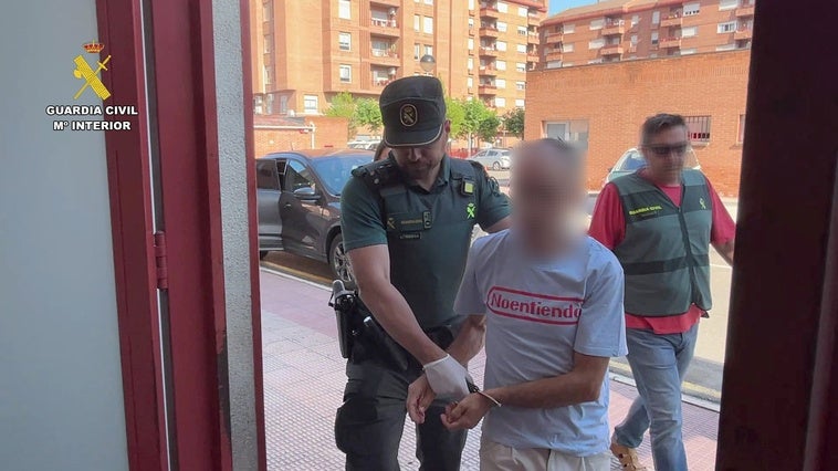 El detenido es conducido a las dependencias de la Guardia Civil.
