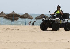 La policía local patrulla por las playas valencianas.