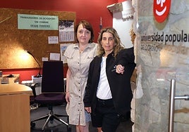 Sandra Rivas e Isabel Herrainz, dos de las trabajadoras de Ocio Sport en el centro Julio Luis Fernández Sevilla que llevan cinco meses sin cobrar.