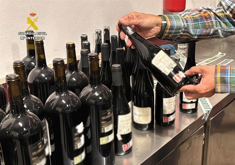 Botellas inacutadas por la Guardia Civil en la empresa distribuidora.