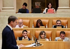 La bancada socialista durante el balance de Capellán.