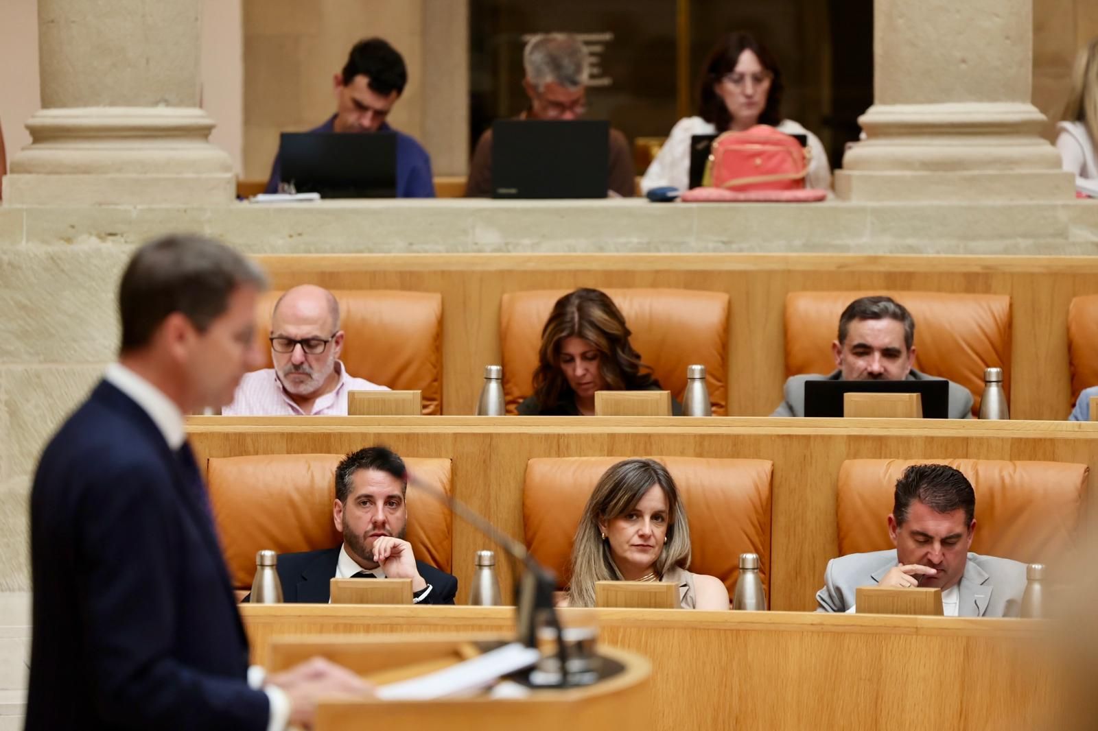La bancada socialista durante el balance de Capellán.