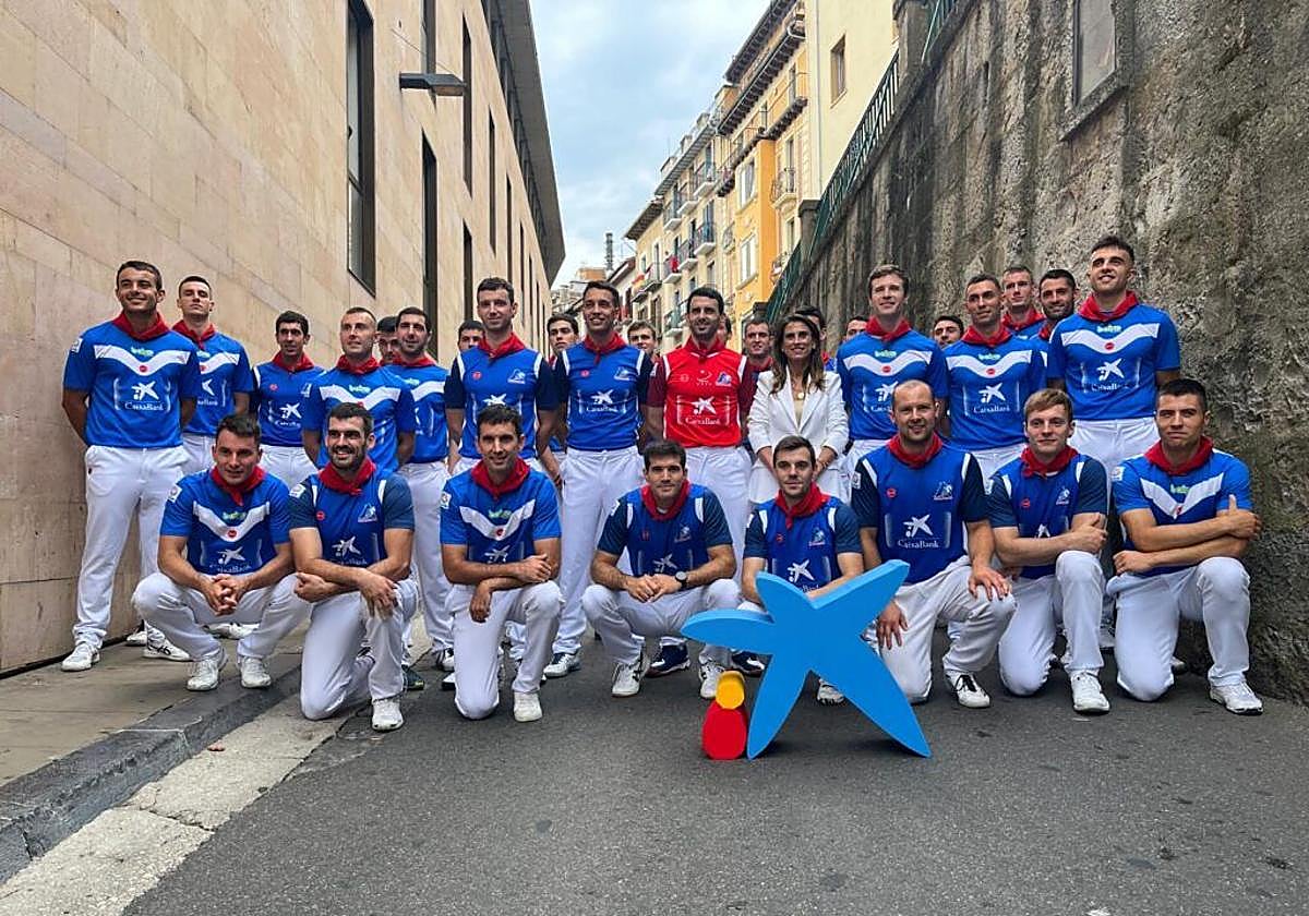 Los pelotaris que van a jugar en San Fermín, ayer a los pies de la hornacina de San Fermín.