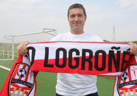 Unai Mendia posa con la bufanda de la UD Logroñés.