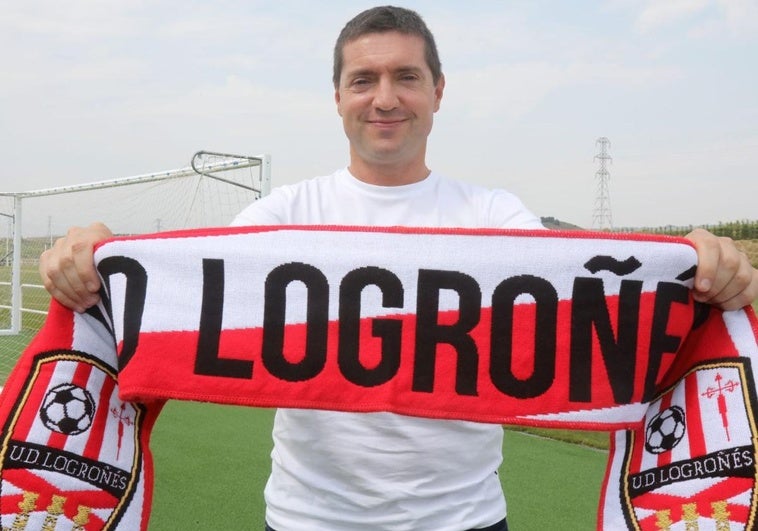 Unai Mendia posa con la bufanda de la UD Logroñés.