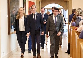 Capellán llega al debate sobre el estado de la región en compañía de sus consejeros.