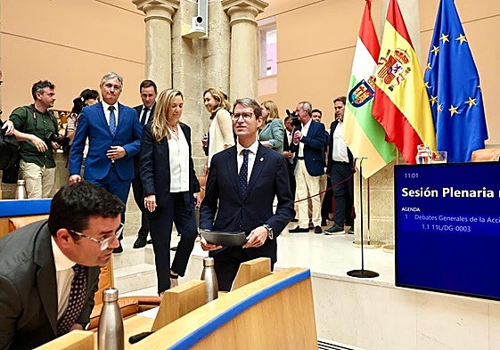 Capellán accede al salón de plenos del Parlamento.