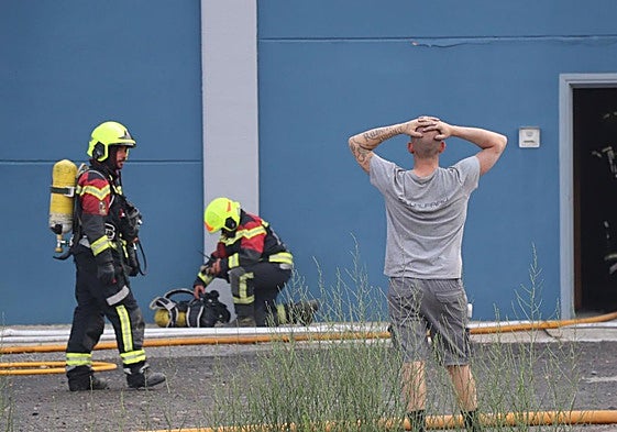 Un trabajador observa la empresa tras el incendio.